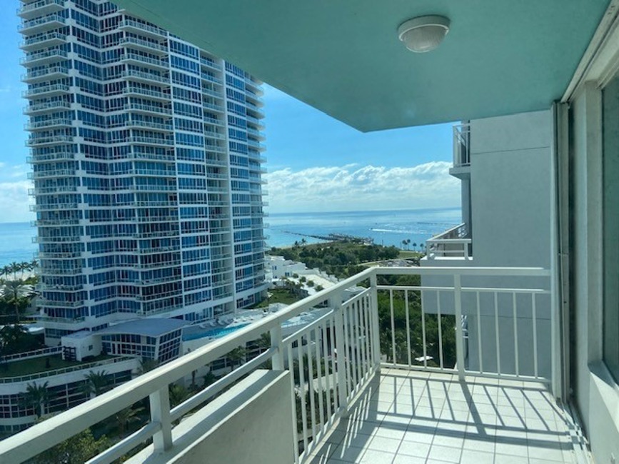 Bank Owned, 400 S Pointe Dr Apt 1206, Miami Beach, FL 33139