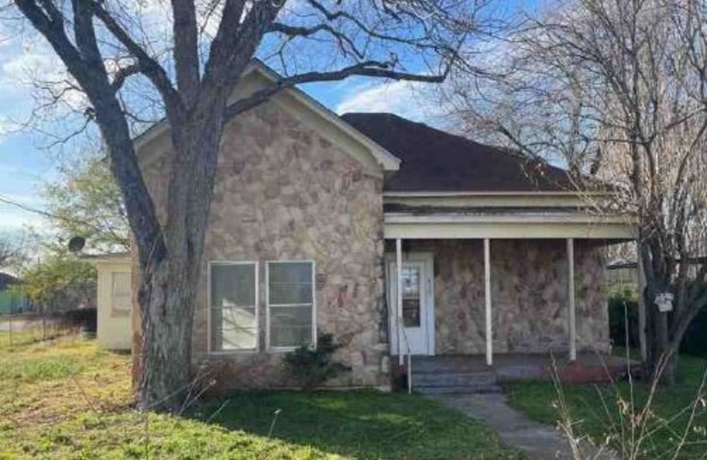 2nd Chance Foreclosure, 410 South Jamison Drive, Devine, TX 78016